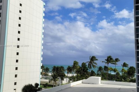 Condo in Miami Beach, Florida, 1 bedroom  № 1976455 - photo 1