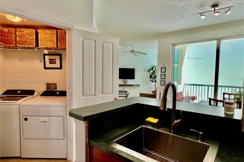 Copropriété à louer à Surfside, Floride: 1 chambre, 72.46 m2 № 2062987 - photo 9