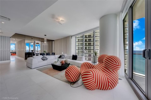 Condominio en venta en Sunny Isles Beach, Florida, 3 dormitorios, 286.14 m2 № 2077638 - foto 2