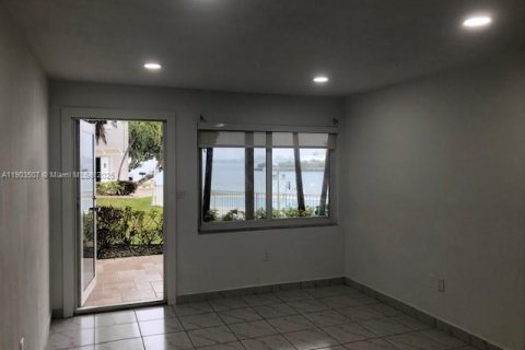 Снять в аренду квартиру в Норт-Бей-Виллидж, Флорида 53 спальни, 4275.08м2, № 1954422 - фото 6