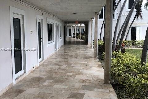 Снять в аренду квартиру в Норт-Бей-Виллидж, Флорида 53 спальни, 4275.08м2, № 1954422 - фото 5