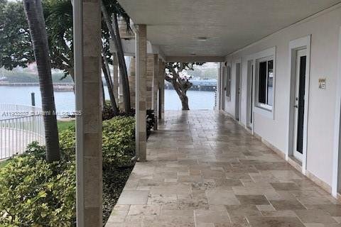 Снять в аренду квартиру в Норт-Бей-Виллидж, Флорида 53 спальни, 4275.08м2, № 1954422 - фото 4