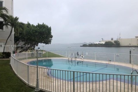 Снять в аренду квартиру в Норт-Бей-Виллидж, Флорида 53 спальни, 4275.08м2, № 1954422 - фото 3