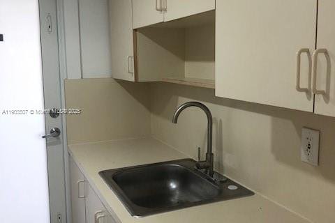 Снять в аренду квартиру в Норт-Бей-Виллидж, Флорида 53 спальни, 4275.08м2, № 1954422 - фото 8