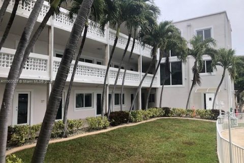 Снять в аренду квартиру в Норт-Бей-Виллидж, Флорида 53 спальни, 4275.08м2, № 1954422 - фото 2