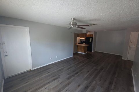 Condo in Brandon, Florida, 2 bedrooms  № 2231714 - photo 13
