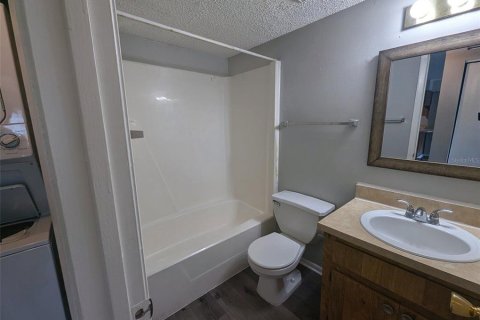 Condo in Brandon, Florida, 2 bedrooms  № 2231714 - photo 17