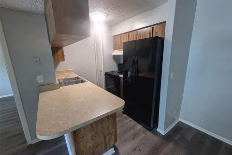 Condo in Brandon, Florida, 2 bedrooms  № 2231714 - photo 9
