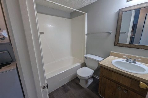 Condo in Brandon, Florida, 2 bedrooms  № 2231714 - photo 16