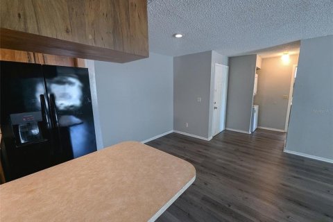 Condo in Brandon, Florida, 2 bedrooms  № 2231714 - photo 8