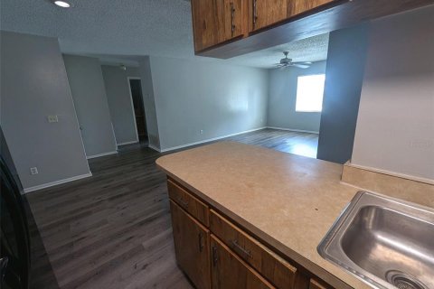 Condo in Brandon, Florida, 2 bedrooms  № 2231714 - photo 11