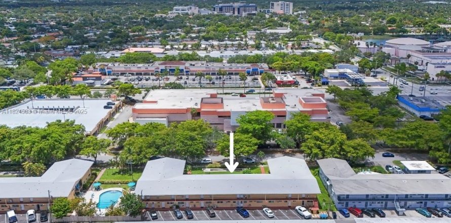 Condominio en Hollywood, Florida, 2 dormitorios  № 1792390
