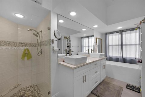 House in Coral Springs, Florida 3 bedrooms, 166.02 sq.m. № 2007442 - photo 24