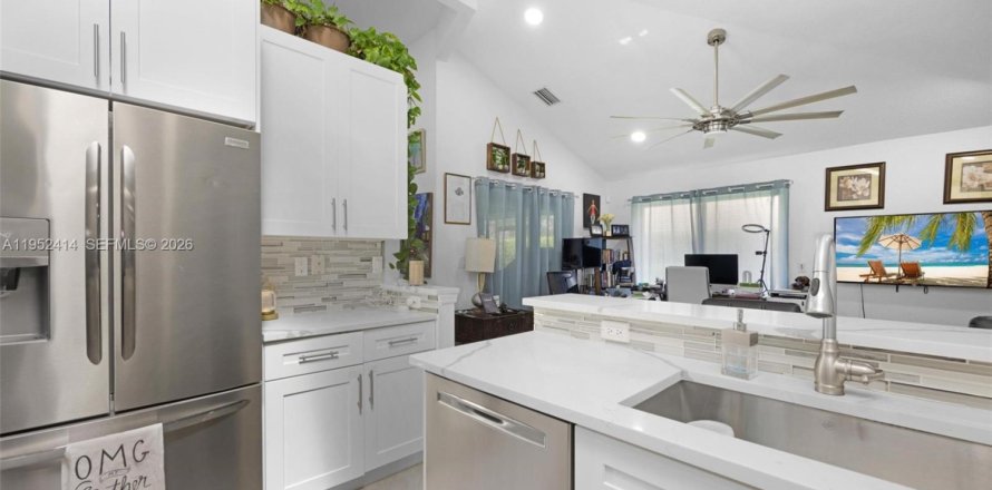 House in Coral Springs, Florida 3 bedrooms, 166.02 sq.m. № 2007442