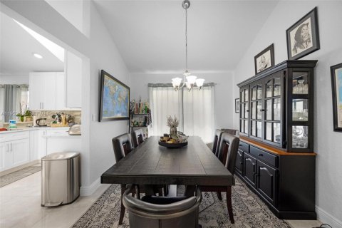 House in Coral Springs, Florida 3 bedrooms, 166.02 sq.m. № 2007442 - photo 15