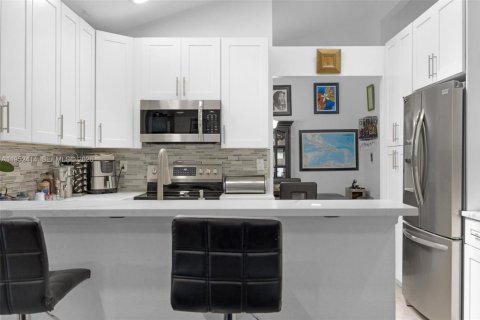 House in Coral Springs, Florida 3 bedrooms, 166.02 sq.m. № 2007442 - photo 9