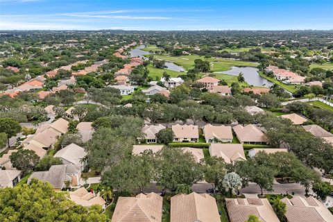 House in Coral Springs, Florida 3 bedrooms, 166.02 sq.m. № 2007442 - photo 3