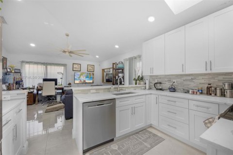 House in Coral Springs, Florida 3 bedrooms, 166.02 sq.m. № 2007442 - photo 8