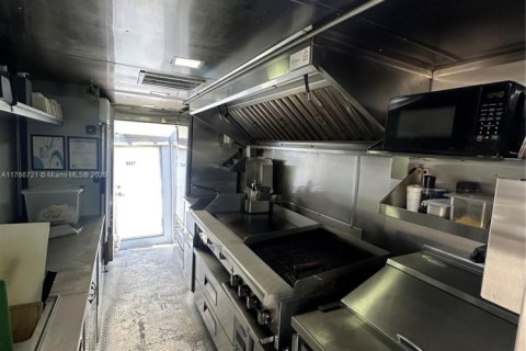 Propiedad comercial en venta en Miami, Florida № 1861105 - foto 13