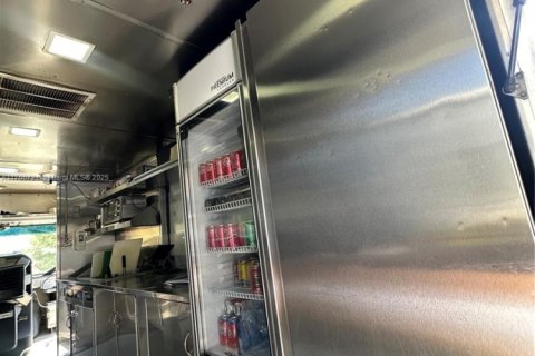 Propiedad comercial en venta en Miami, Florida № 1861105 - foto 9