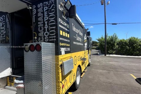 Propiedad comercial en venta en Miami, Florida № 1861105 - foto 4