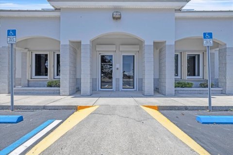 Propiedad comercial en alquiler en Port Charlotte, Florida, 204.38 m2 № 2109439 - foto 3
