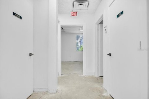 Propiedad comercial en alquiler en Port Charlotte, Florida, 204.38 m2 № 2109439 - foto 17