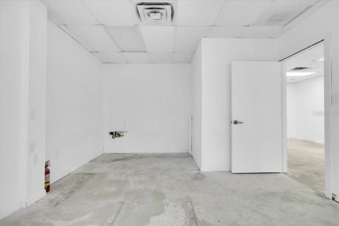 Propiedad comercial en alquiler en Port Charlotte, Florida, 204.38 m2 № 2109439 - foto 22