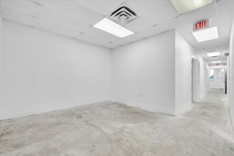 Propiedad comercial en alquiler en Port Charlotte, Florida, 204.38 m2 № 2109439 - foto 23