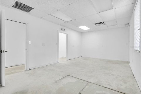 Propiedad comercial en alquiler en Port Charlotte, Florida, 204.38 m2 № 2109439 - foto 21