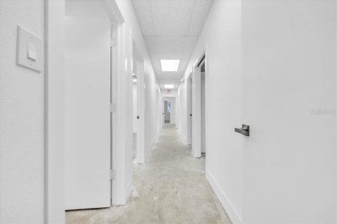 Propiedad comercial en alquiler en Port Charlotte, Florida, 204.38 m2 № 2109439 - foto 11