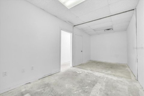 Propiedad comercial en alquiler en Port Charlotte, Florida, 204.38 m2 № 2109439 - foto 14