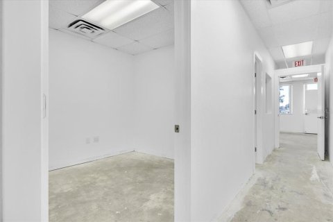 Propiedad comercial en alquiler en Port Charlotte, Florida, 204.38 m2 № 2109439 - foto 30
