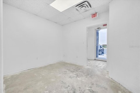 Propiedad comercial en alquiler en Port Charlotte, Florida, 204.38 m2 № 2109439 - foto 10