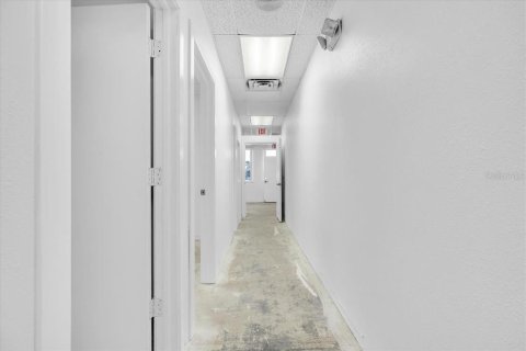 Propiedad comercial en alquiler en Port Charlotte, Florida, 204.38 m2 № 2109439 - foto 28