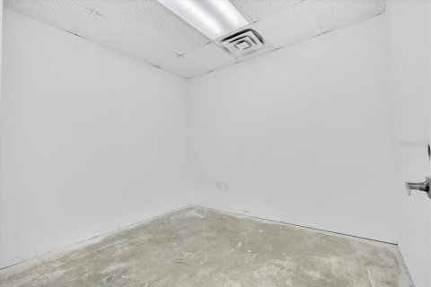 Propiedad comercial en alquiler en Port Charlotte, Florida, 204.38 m2 № 2109439 - foto 29