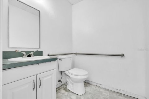Propiedad comercial en alquiler en Port Charlotte, Florida, 204.38 m2 № 2109439 - foto 18