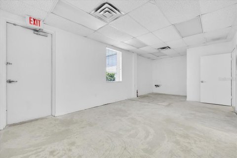 Propiedad comercial en alquiler en Port Charlotte, Florida, 204.38 m2 № 2109439 - foto 19