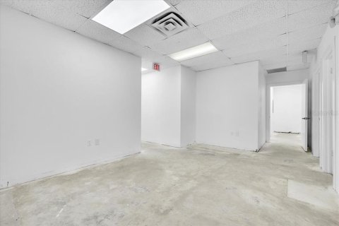 Propiedad comercial en alquiler en Port Charlotte, Florida, 204.38 m2 № 2109439 - foto 24