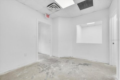 Propiedad comercial en alquiler en Port Charlotte, Florida, 204.38 m2 № 2109439 - foto 9