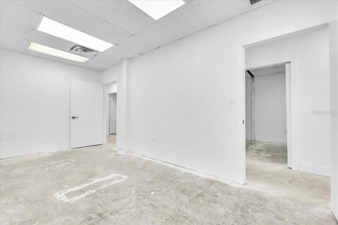 Propiedad comercial en alquiler en Port Charlotte, Florida, 204.38 m2 № 2109439 - foto 12