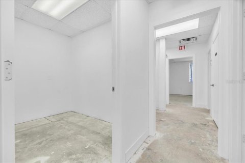 Propiedad comercial en alquiler en Port Charlotte, Florida, 204.38 m2 № 2109439 - foto 16