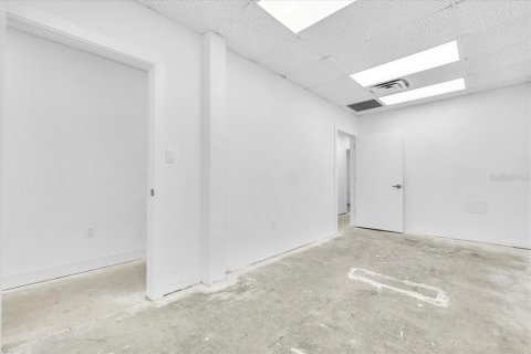 Propiedad comercial en alquiler en Port Charlotte, Florida, 204.38 m2 № 2109439 - foto 13
