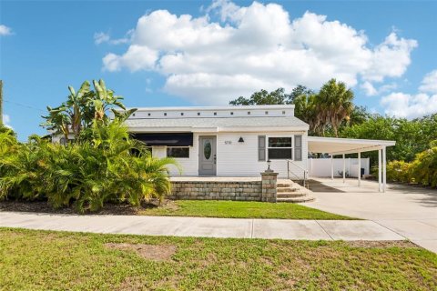 House in Gulfport, Florida 3 bedrooms, 110.37 sq.m. № 2238650