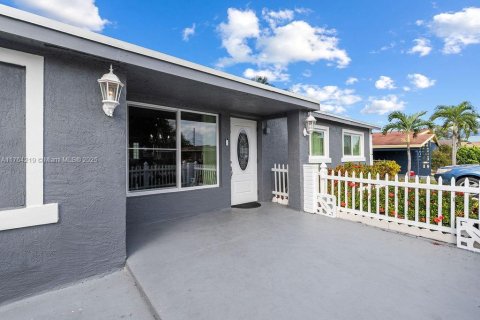 Casa en venta en Pompano Beach, Florida, 3 dormitorios, 129.13 m2 № 1985400 - foto 4