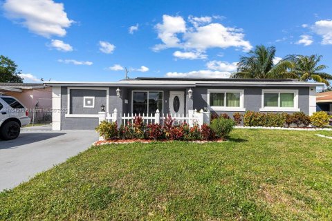 Casa en venta en Pompano Beach, Florida, 3 dormitorios, 129.13 m2 № 1985400 - foto 1