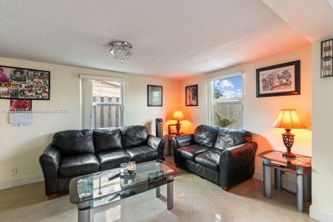Casa en venta en Pompano Beach, Florida, 3 dormitorios, 129.13 m2 № 1985400 - foto 2