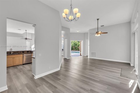 Casa en alquiler en Coral Springs, Florida, 5 dormitorios, 305.37 m2 № 2026218 - foto 11