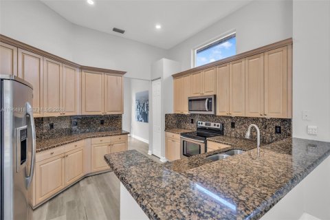 Casa en alquiler en Coral Springs, Florida, 5 dormitorios, 305.37 m2 № 2026218 - foto 17