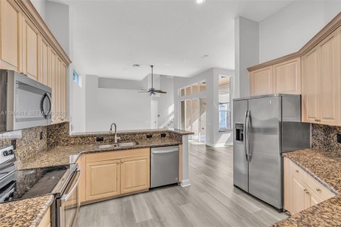 Casa en alquiler en Coral Springs, Florida, 5 dormitorios, 305.37 m2 № 2026218 - foto 18